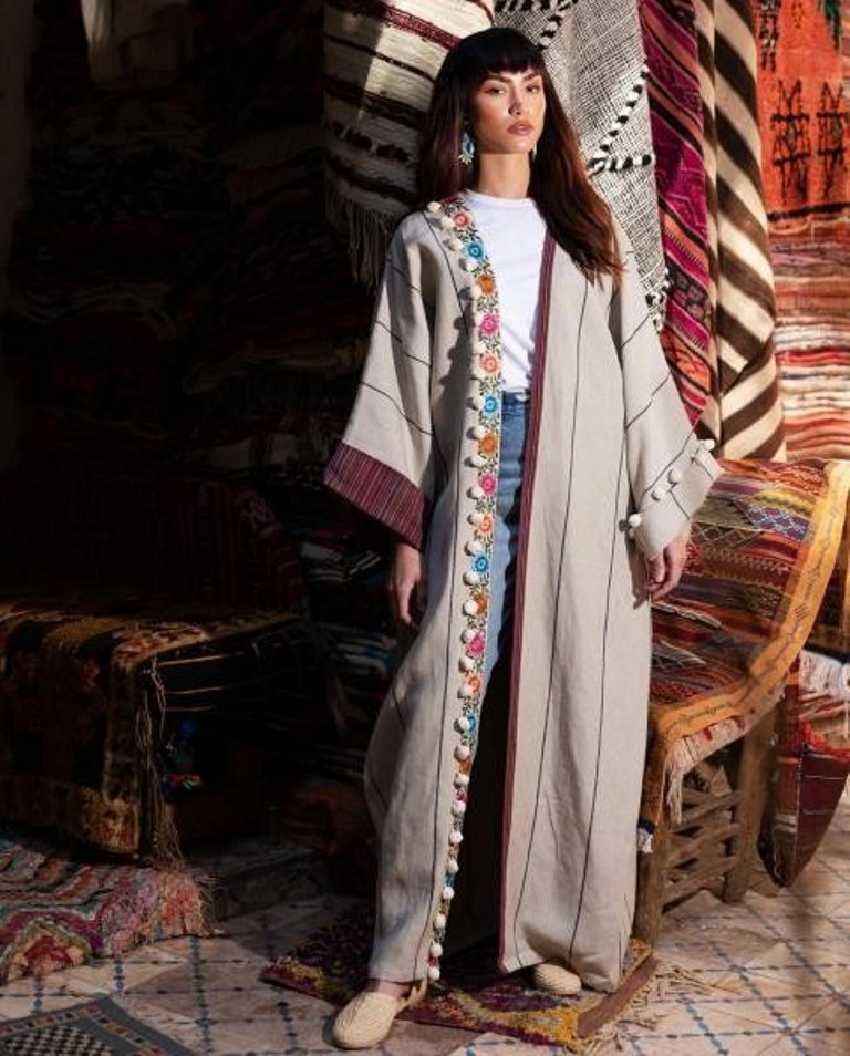 عباءة من تصميم ماركة Aywa London
