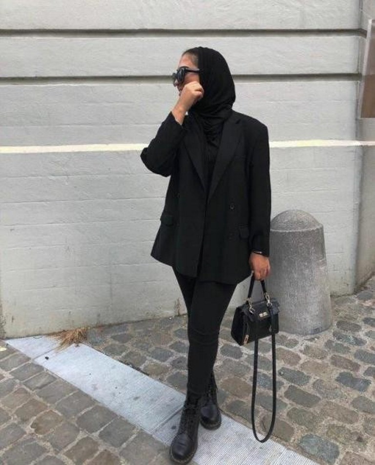 بليزر أسود مع جينز من نفس اللون