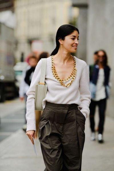 بنطال كاكي مع كنزة صوف V Neck