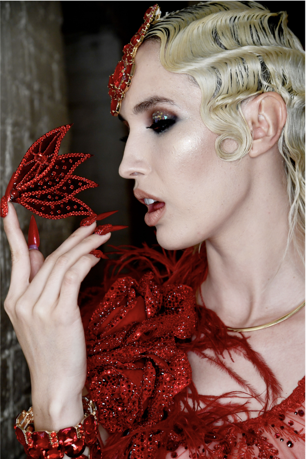 الأحمر البرّاق في عرض The Blonds