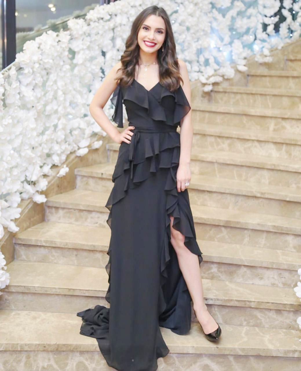 فستان أسود على غرار كارمن سليمان