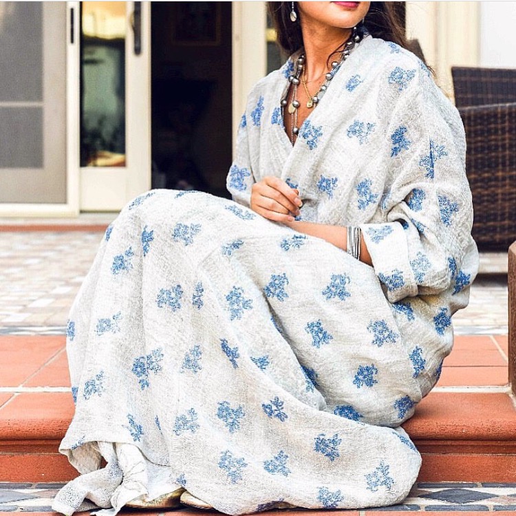 عبايات كتان مطرزة بالورد من لينن لوف Linen Loft