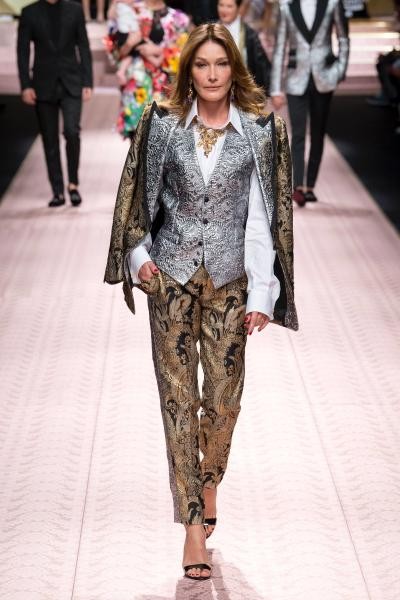 بدلة بالطبعات اللامعة من Dolce & Gabbana