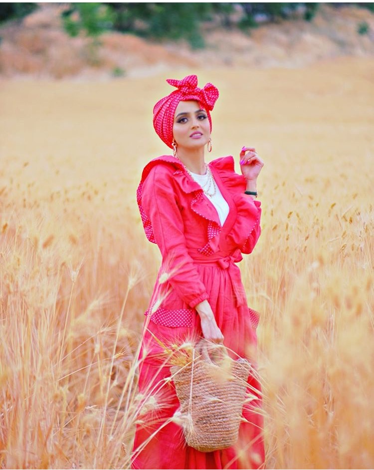 فستان من غادة عثمان مع لمسات البولكا على الجيوب والكشكشة