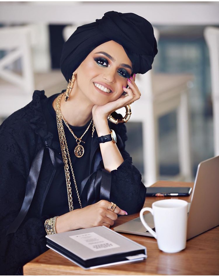 غادة عثمان بالتوربان الأسود