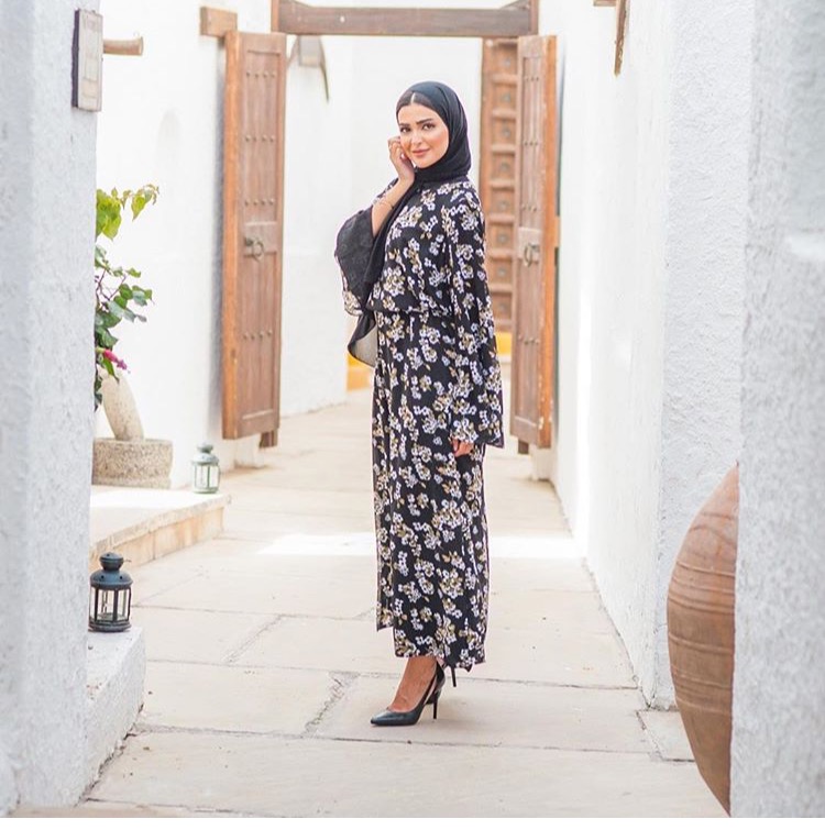 حنين الصيفي بفستان شيفون أسود معرق بالورود