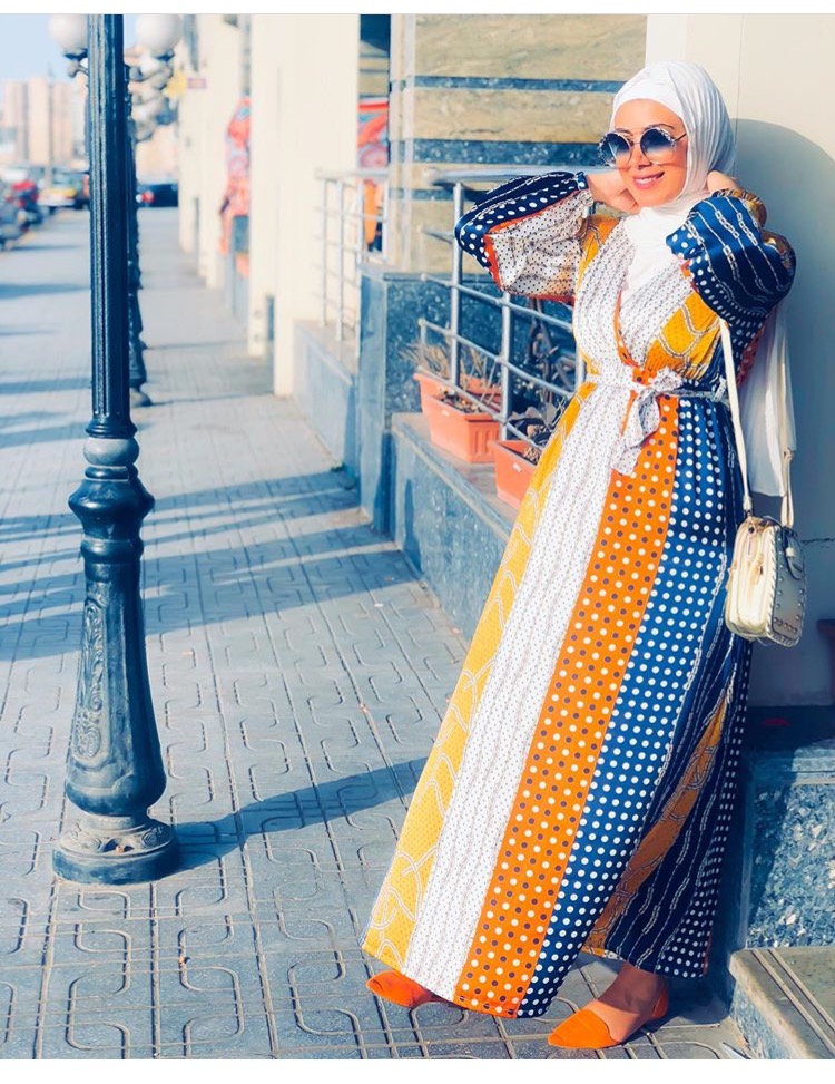 علا عبد الحميد بفستان منقط وملون
