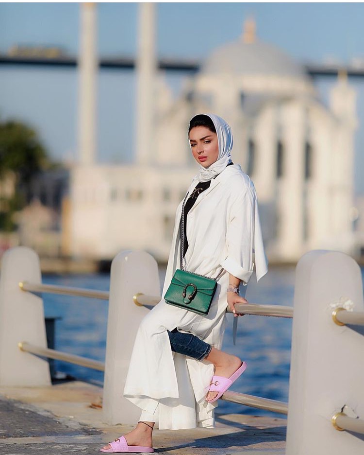 العبايه باللون بالأبيض من أمل الأنصاري