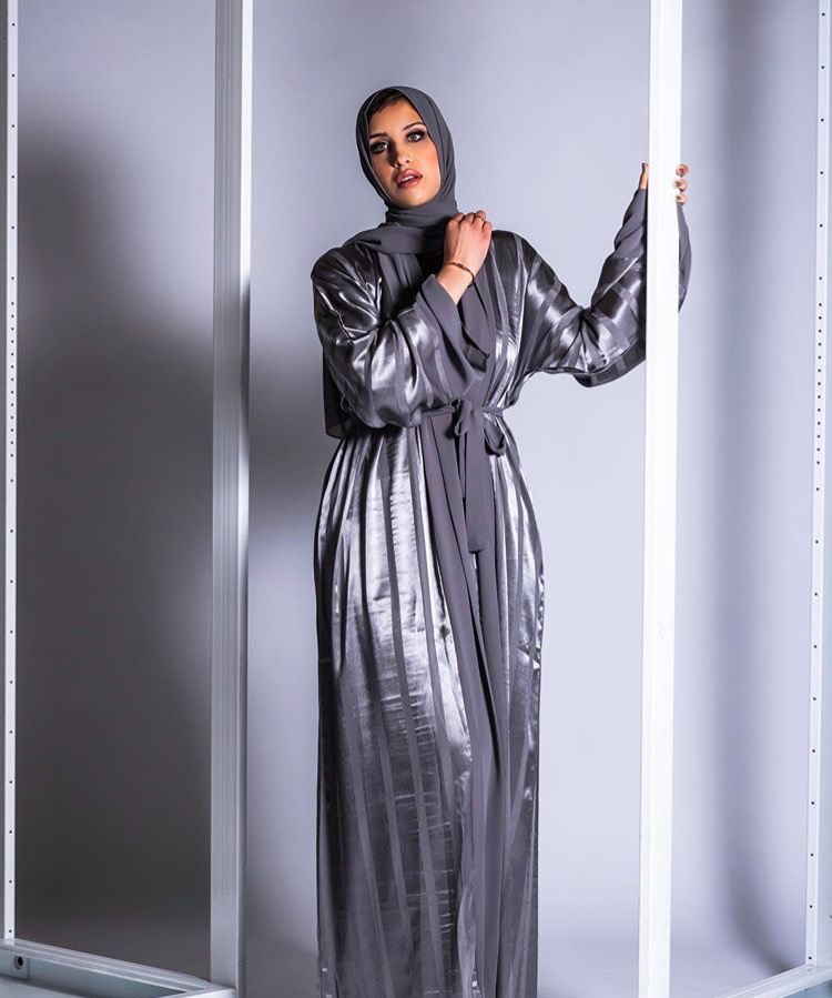 العبايه الرمادي الميتالك من عبايه أديكت ABaya Addict