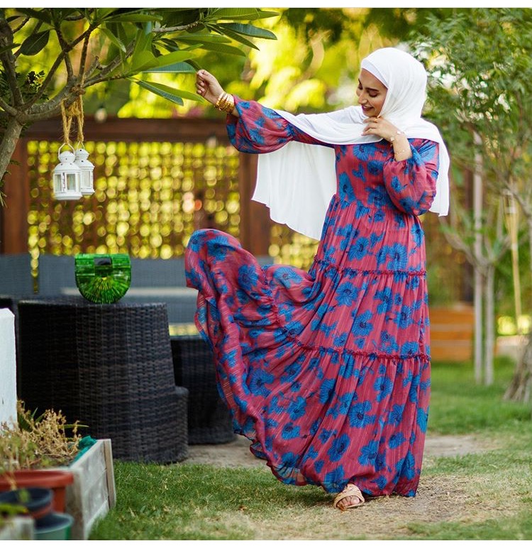 الفاشينيستا نوف بفستان معرق بالورود باللون الأزرق الزهري