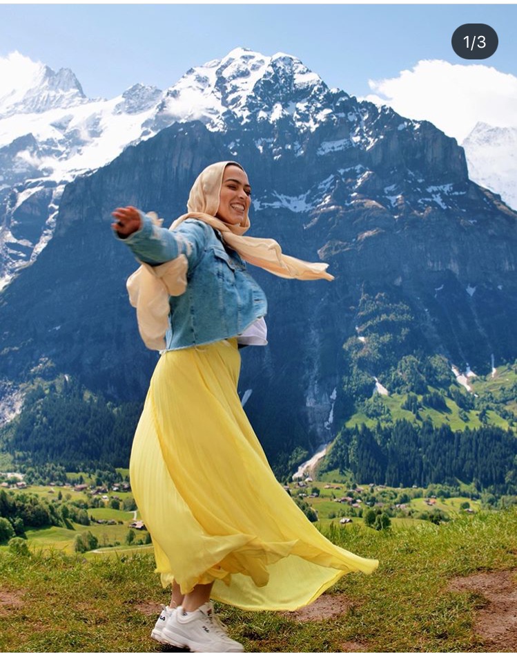 التنانير عالية الخصر الملونة المنعشة.