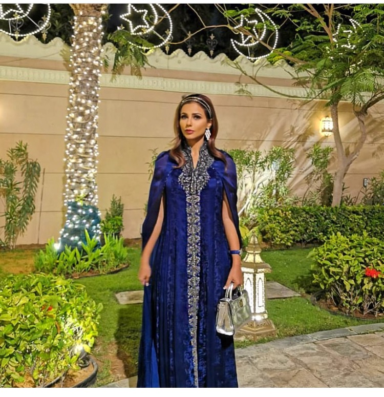 مهيرة عبد العزيز تتألق بالقفطان مع تصميم الكاب