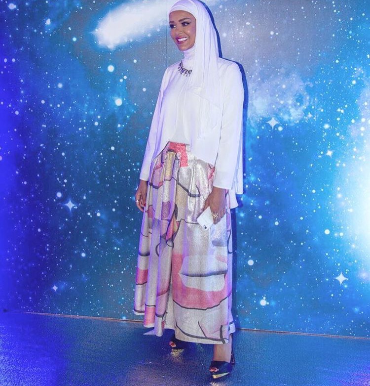 التنورة الستان المنسدلة