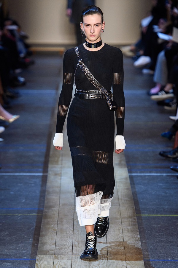 فستان جذاب تداخل فيه الأبيض والأسود Alexander McQueen