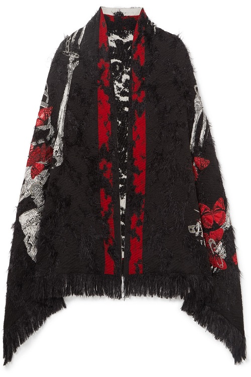 كاب من اللون الأسود الأنيق تداخل فيه ألوان أخرى من Alexander McQueen