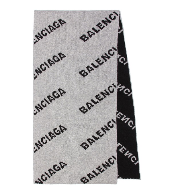 شال شتوي بتصميم بسيط والوان أنيقة من Balenciaga