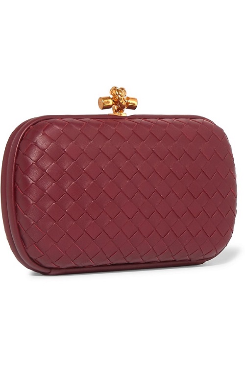 شنطة يد باللون الأحمر القاتم من Bottega Veneta
