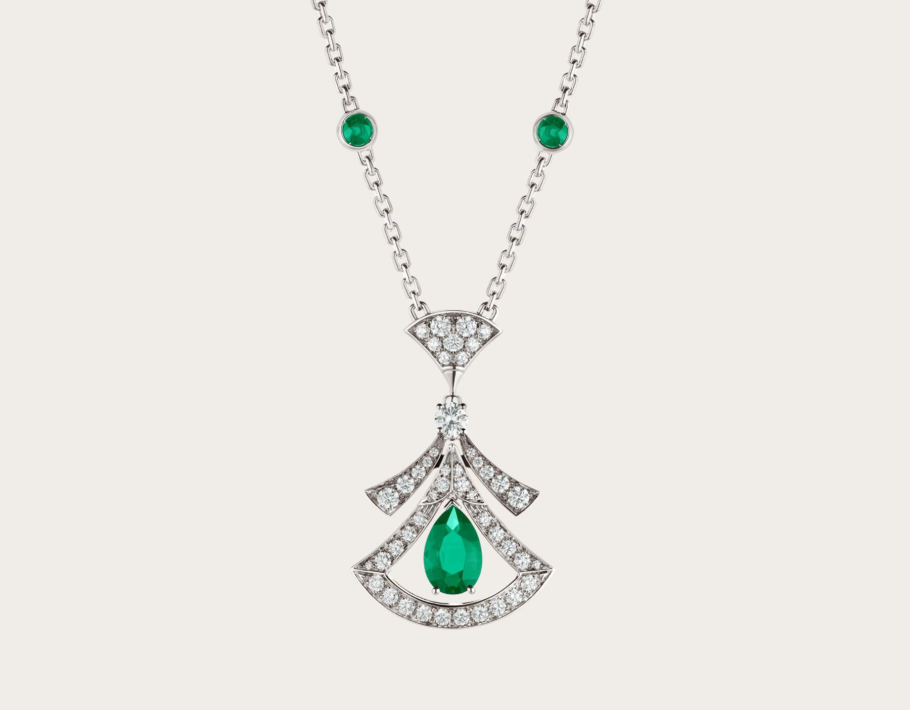 عقد بتصميم فاخر من Bvlgari