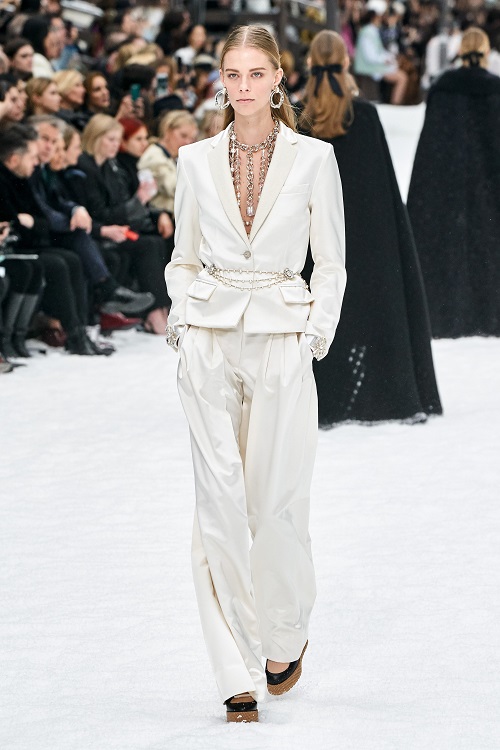 بدلة باللون الأبيض من Chanel