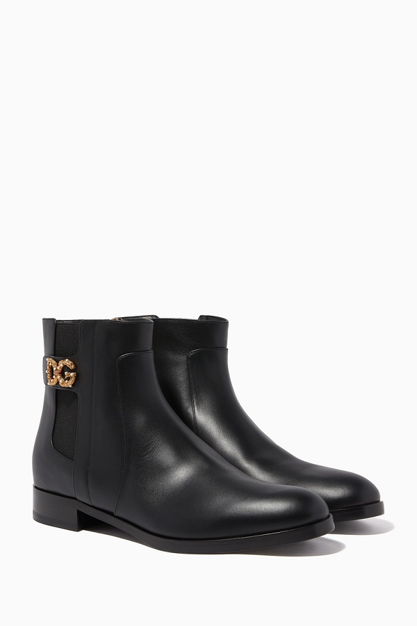 حذاء بوت قصير يناسب الإطلالة الرسمية من Dolce and Gabbana