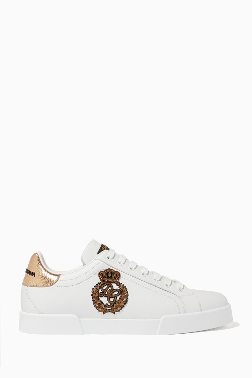 حذاء سنيكر باللون الأبيض مع نقشات من Dolce and Gabbana