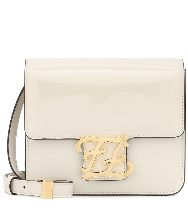 حقيبة بيضاء بحجم ناعم وشكل لافت من Fendi