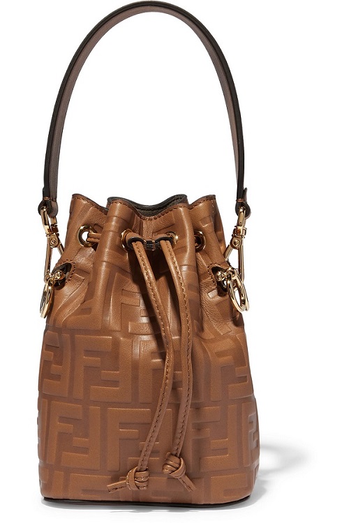 شنطة يد باصميم الدلو وحجم متوسط من Fendi