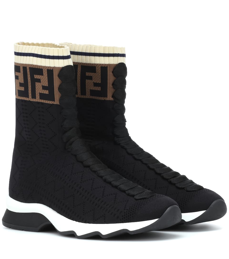 حذاء بتصميم نص جزمة من Fendi