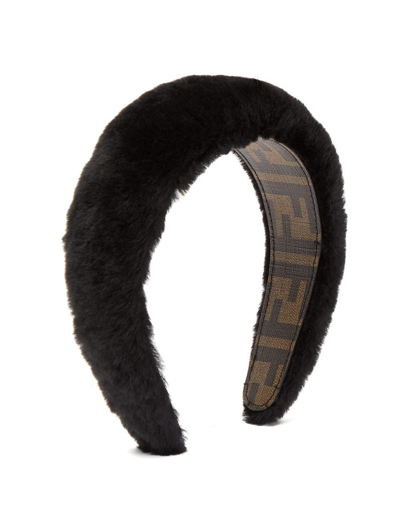 اكسسوارات للشعر من قماش الفرو الأسود من Fendi