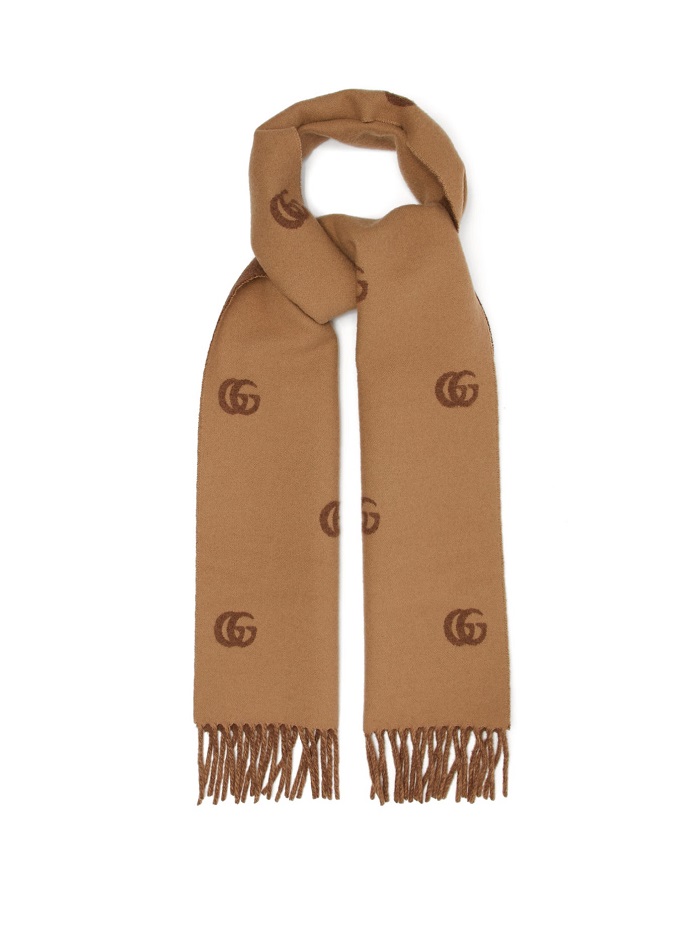 سكارف باللون البني مع نقشات من Gucci
