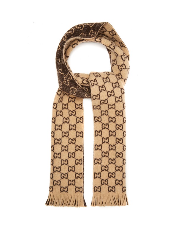 وشاح باللون البني مع نقشات سوداء من Gucci