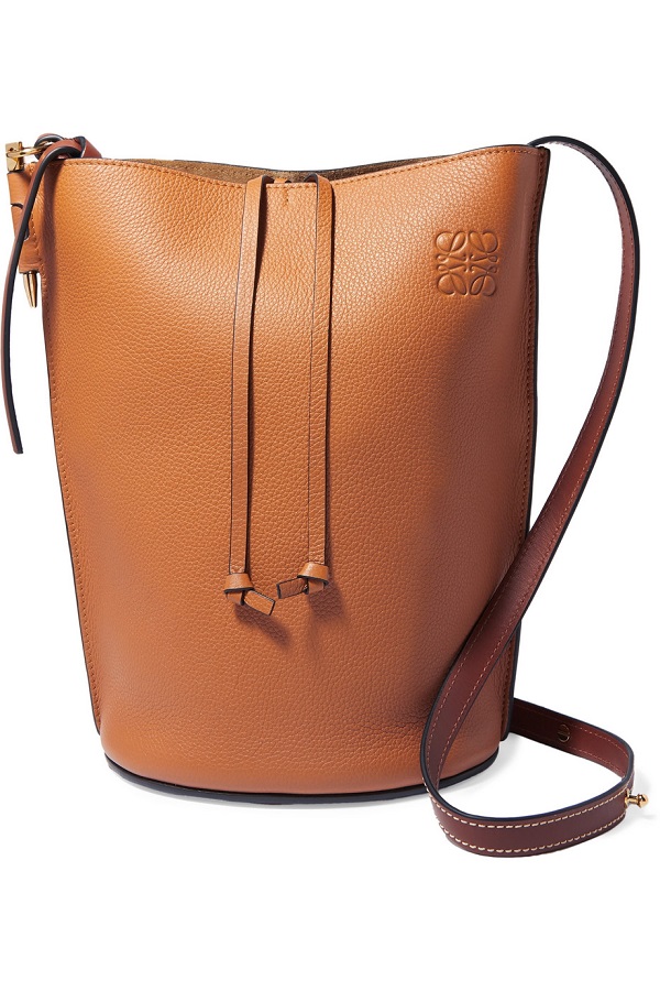 حقيبة اسطوانية باللون العسلي المائل إلى البني من Loewe