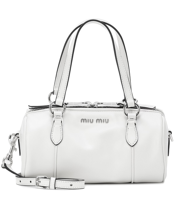 حقيبة بيضاء بحجم كبير لإطلالة أنيقة من Miu Miu