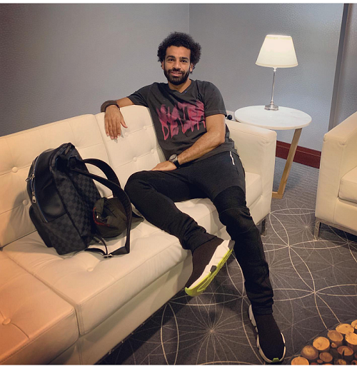 محمد صلاح بإطلالة كاجوال عصرية بحذاء رياضي باللون الاسود