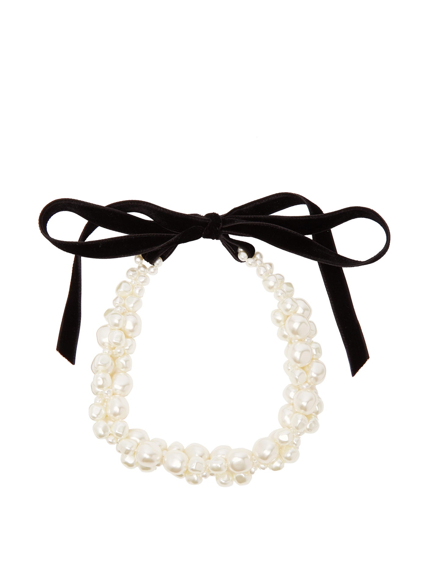 عقد بتصميم مميز من Simone Rocha تداخلت فيه حبّات اللؤلؤ