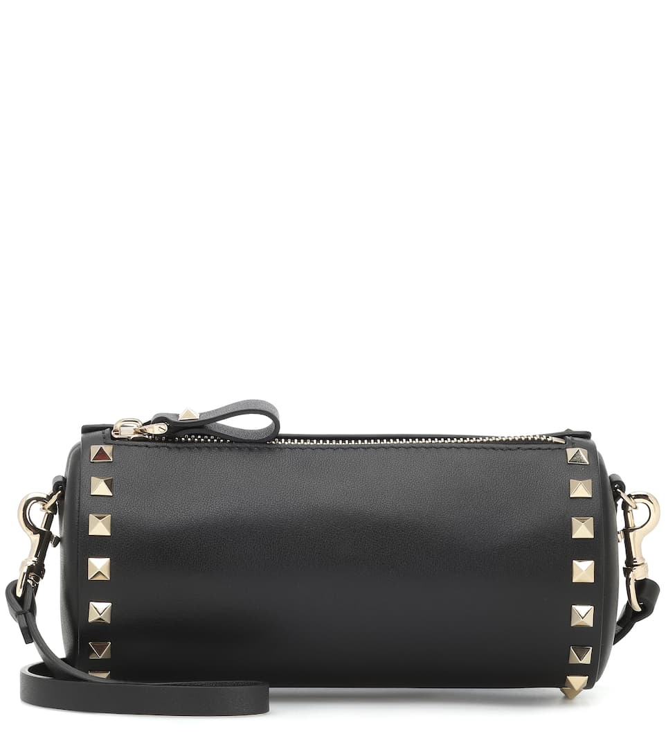 حقيبة أسطوانية تناسب الإطلالات الكلاسيكية من Valentino