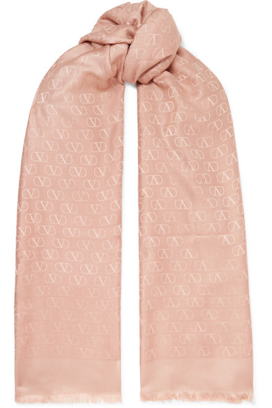سكارف بتصميم ناعم ومميز من Valentino
