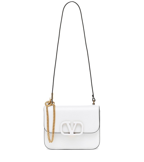 حقيبة بيضاء بحزام طويل من Valentino