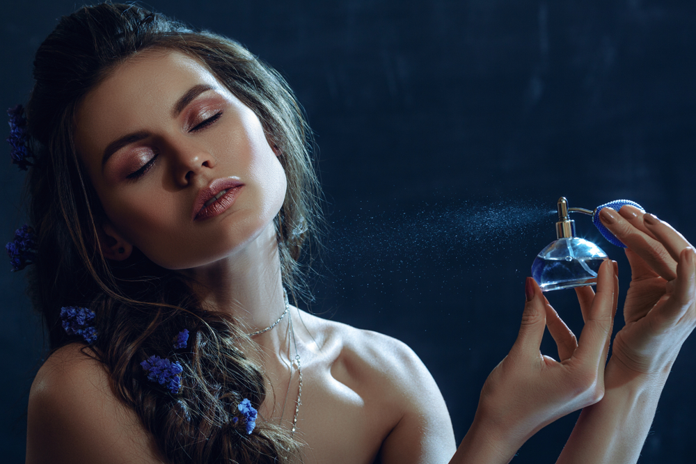  غمرأة تضع العطر 