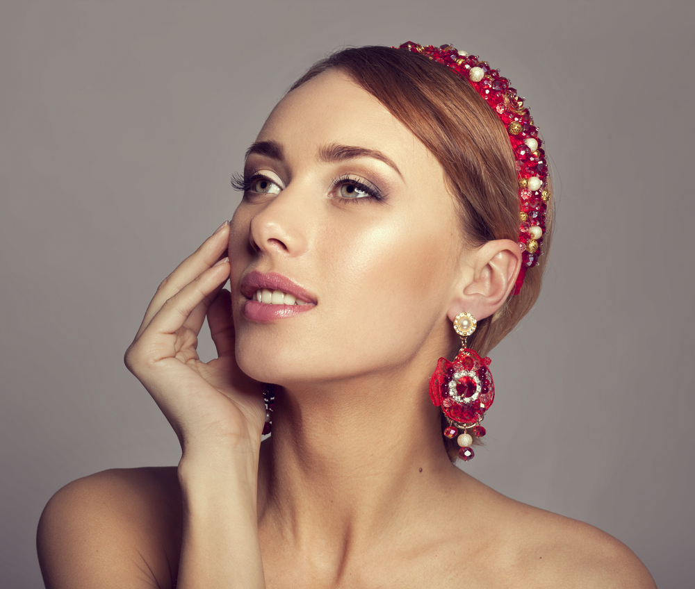 اكسسوارات الشعر الحمراء
