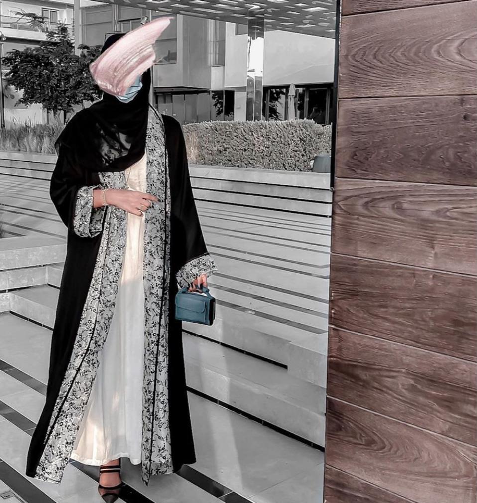 خيارات العبايات السوداء لمظهر شبابي