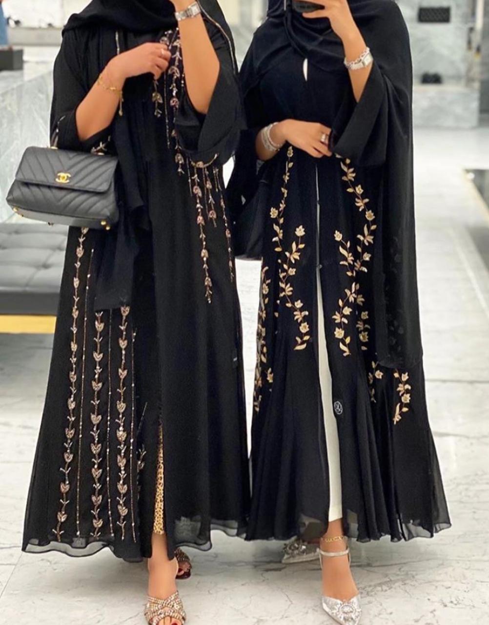  عبايات متشابهة للأخوات