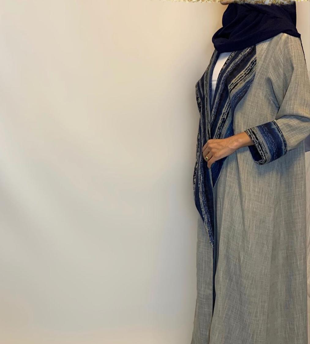 عبايات ملونة بألوان حيادية