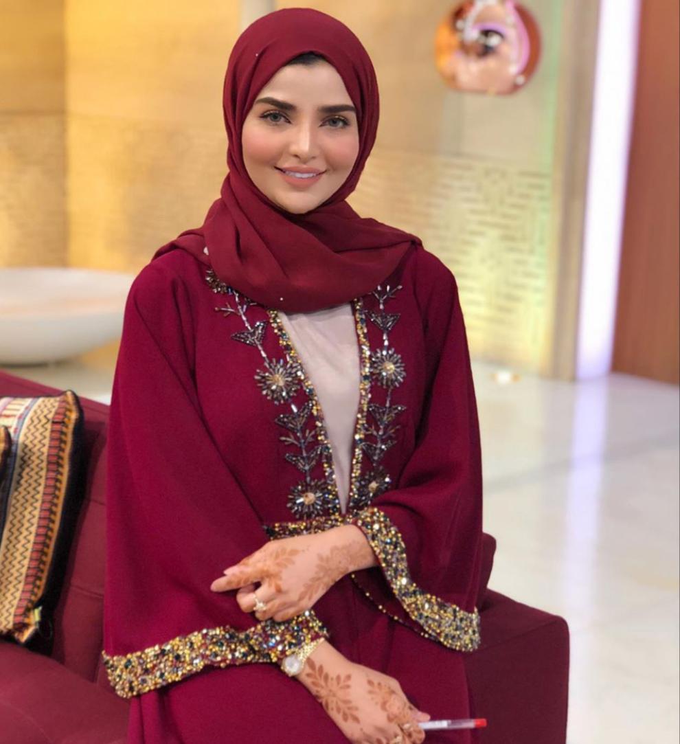 عبايات بألوان داكنة