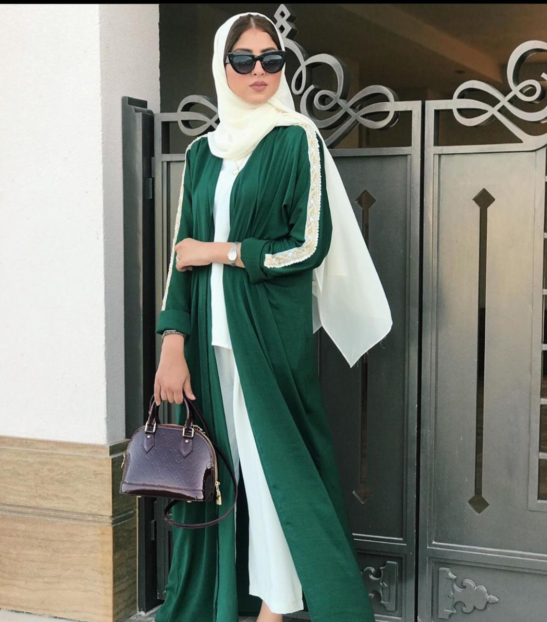 عبايات ملونة