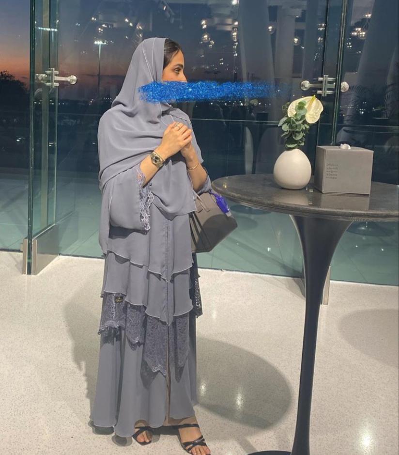إطلالات مروة بعبايات ملونة