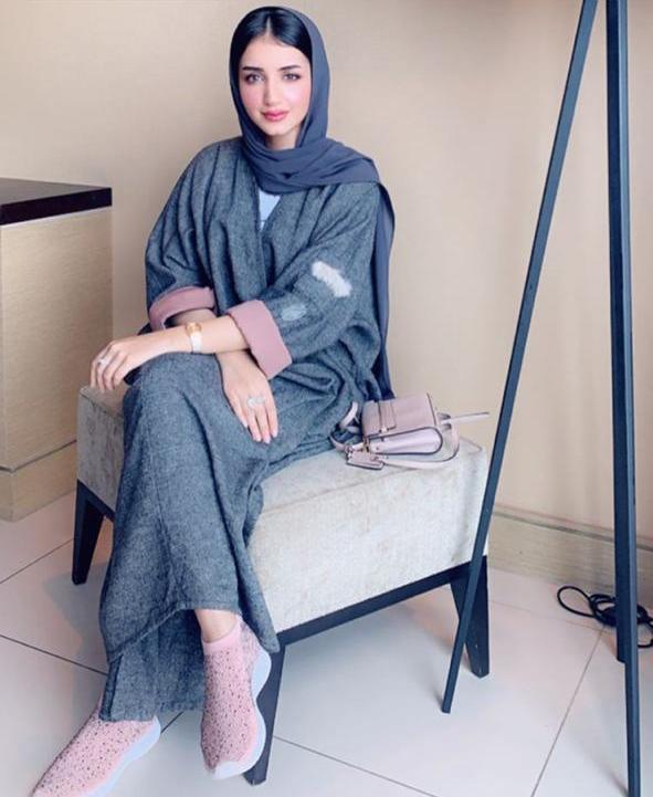 إطلالات خولة المراغي بالعبايات الخريفية