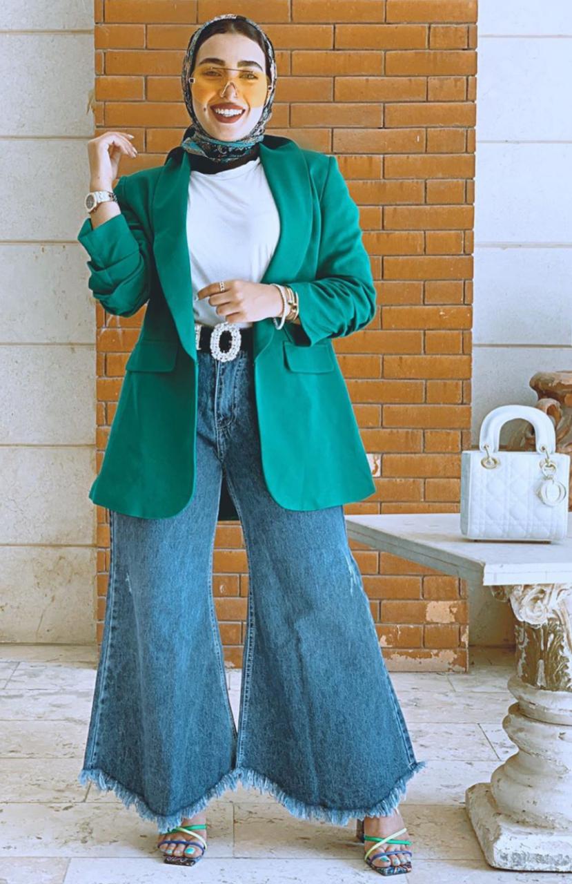 البليزر مع البنطال الواسع من هدير عاطف