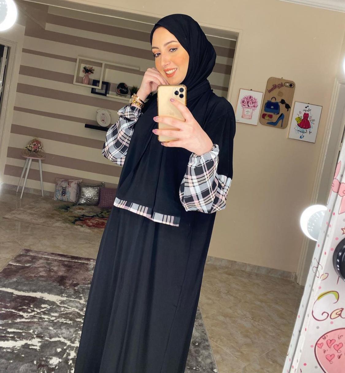 عبايات خليجية مصممة بمطاط على الأكمام