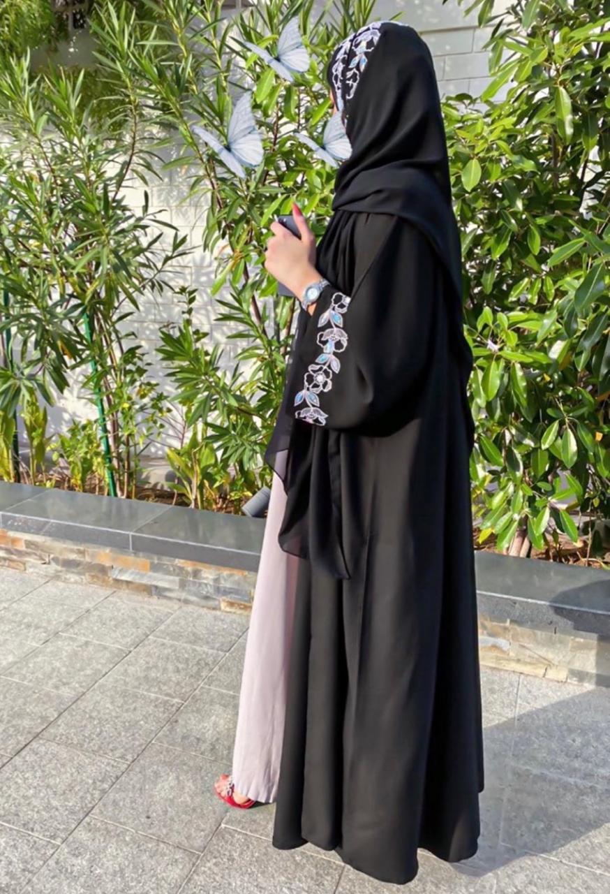 عبايات سوداء مطرزة بالألوان